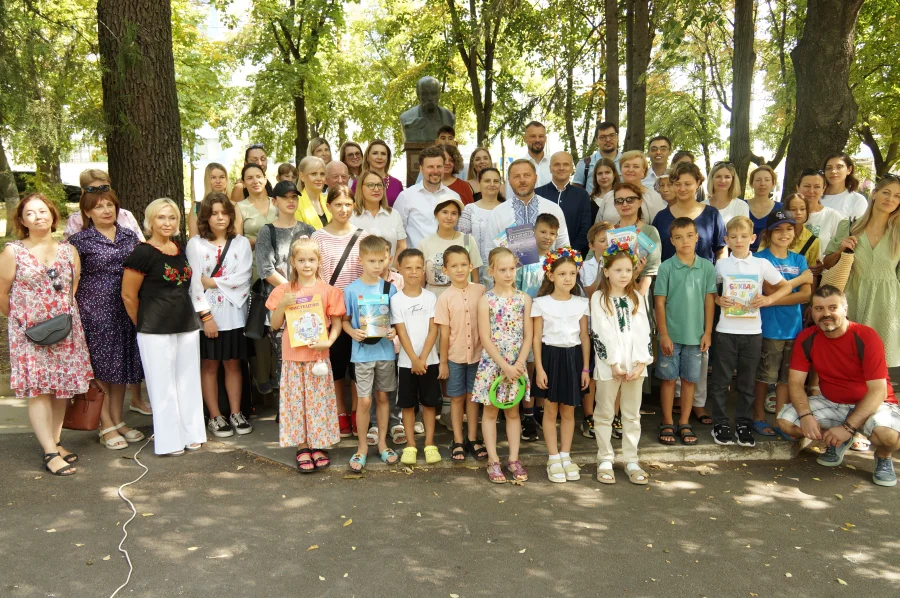 Donație de manuale în limba ucraineană, oferită de Rada Supremă din Kiev, unui liceu din Chișinău