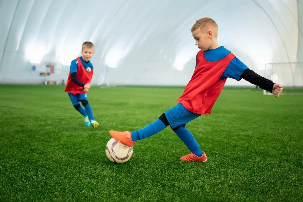 Cum să-ți ajuți copilul să-și găsească activitatea sportivă preferată în timpul vacanței de vară