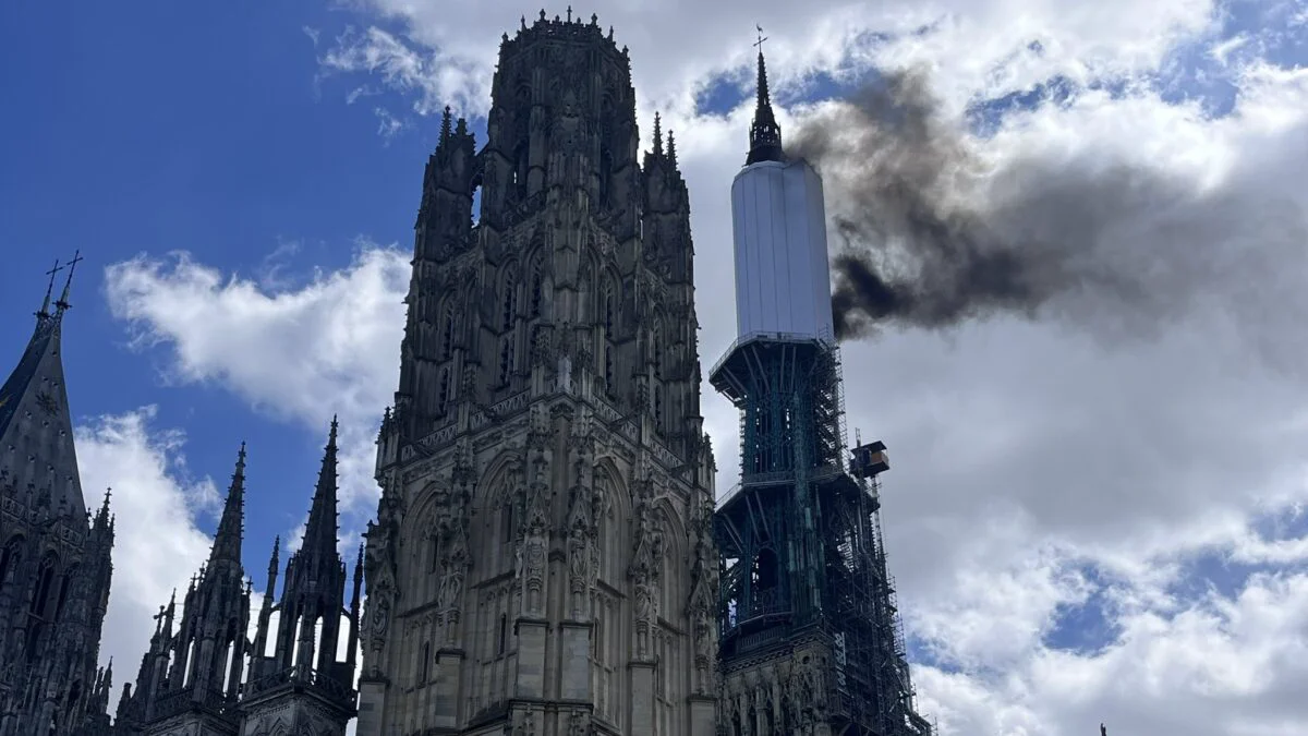 Incendiu la Catedrala din Rouen. Autoritățile intervin cu zeci de mașini de pompieri