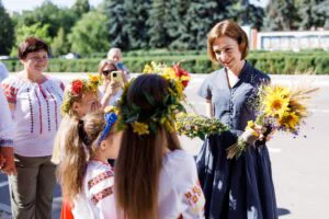 Maia Sandu s-a prins în Hora Sânzienelor. Foto