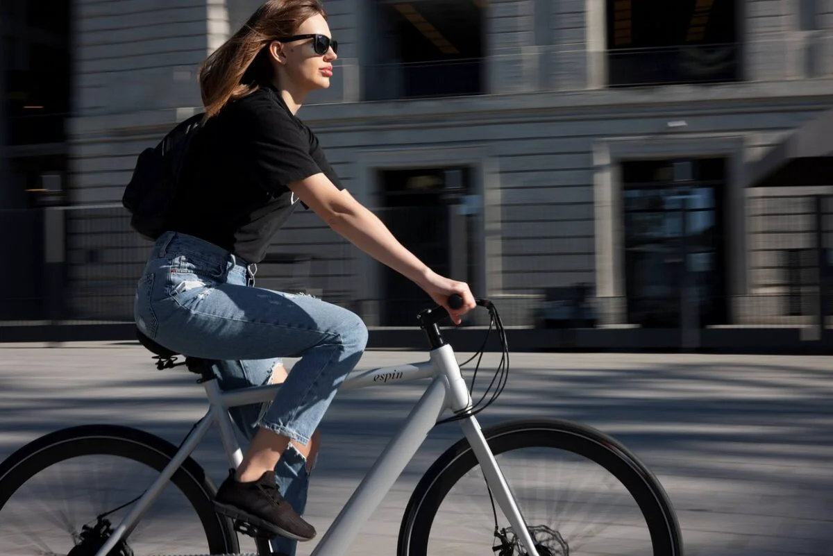 Bicicleta, un mijloc de transport sigur cu ajutorul tehnologiei. Gadgeturi și aplicații care pot preveni accidentele rutiere