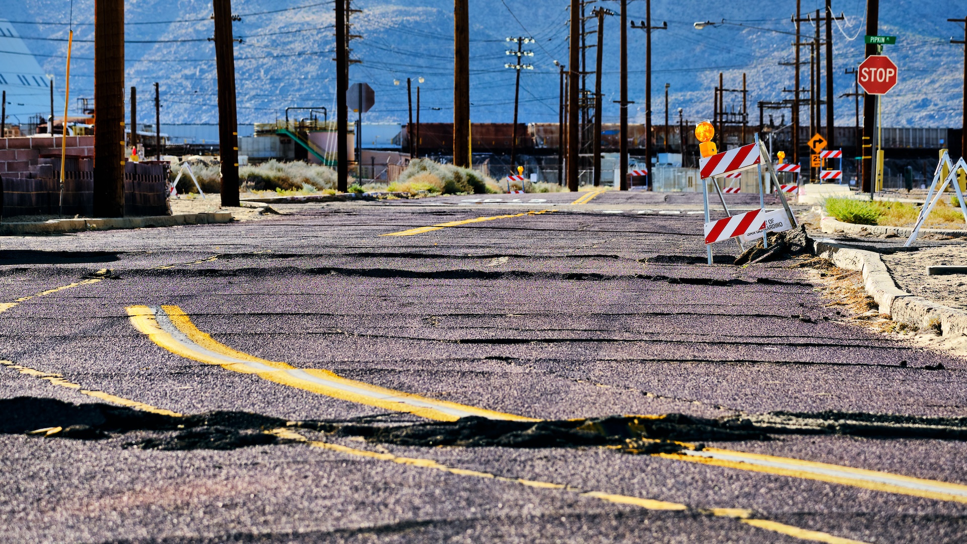 Un cutremur a rupt asfaltul într-o parcare din Trona, California, la începutul lunii iulie 2019. Sursă foto: Live Science