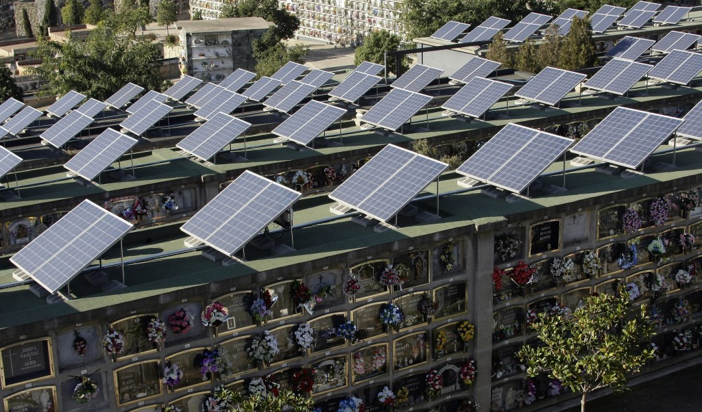 Panouri solare montate în cimitir. Valencia