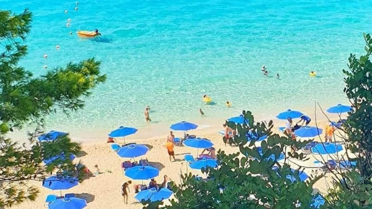 Plajele grecești, supravegheate cu drone. Reguli noi pentru reducerea aglomerației