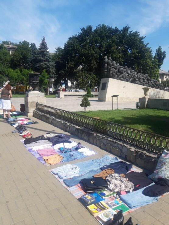 Târg lângă un monument istoric