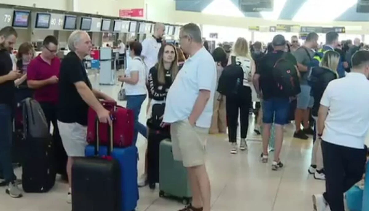 Vacanță de coșmar. Zeci de pasageri blocați pe Aeroportul Băneasa