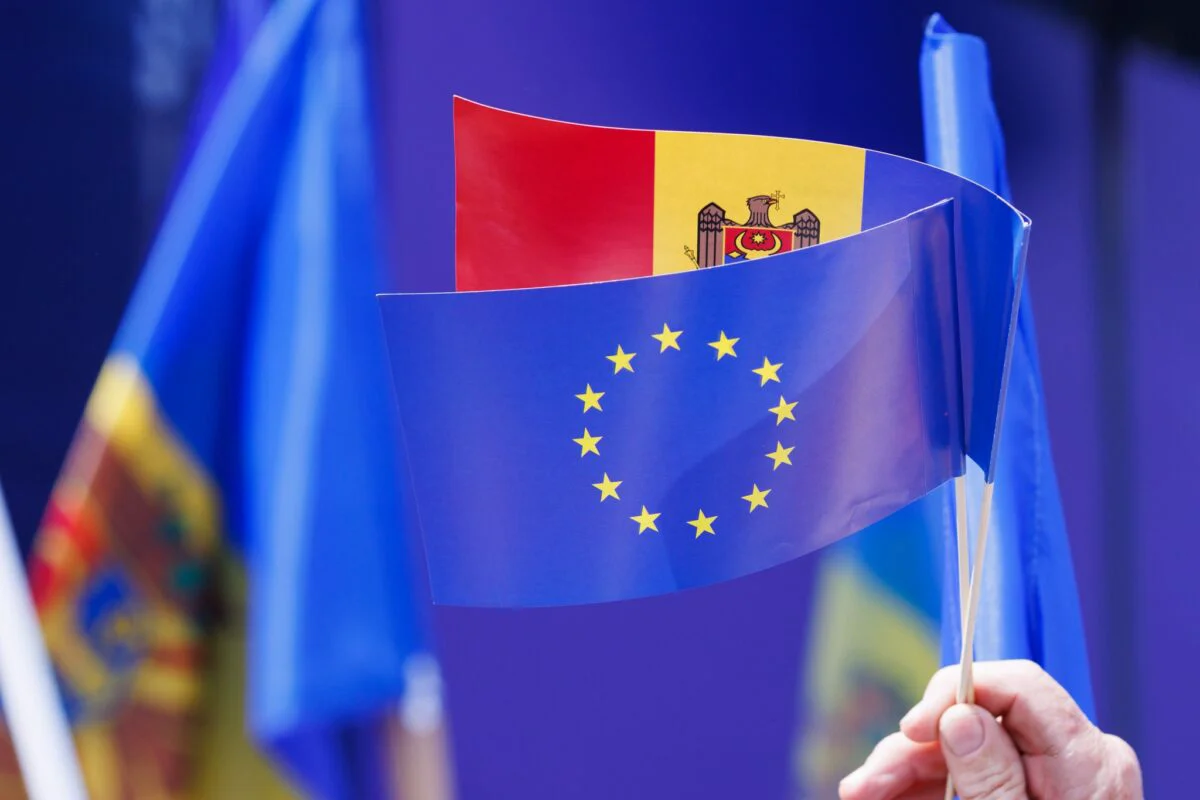 Drapelul Republicii Moldova și cel al UE