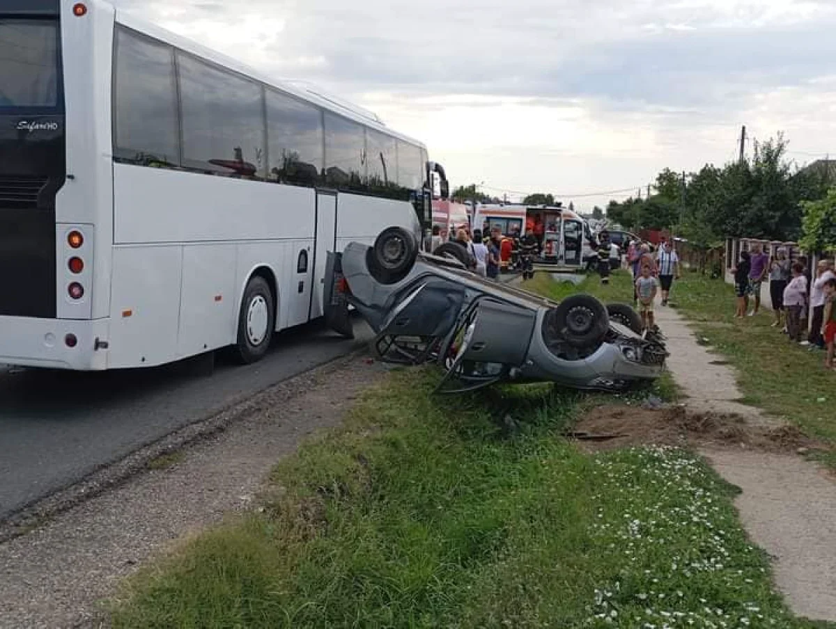 Accident între autocar cu 48 de pasageri și autoturism, în Bacău. Traficul, blocat