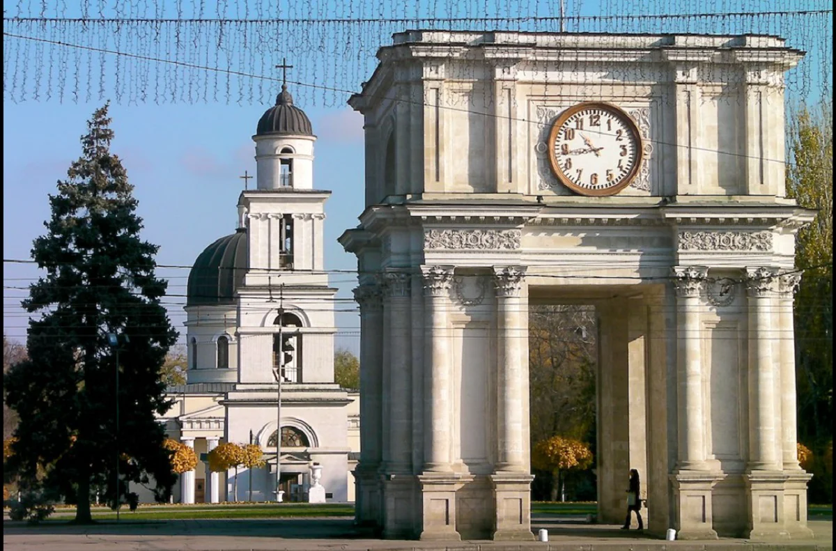 Arcul de Triumf din Chișinău, repararea unei greșeli