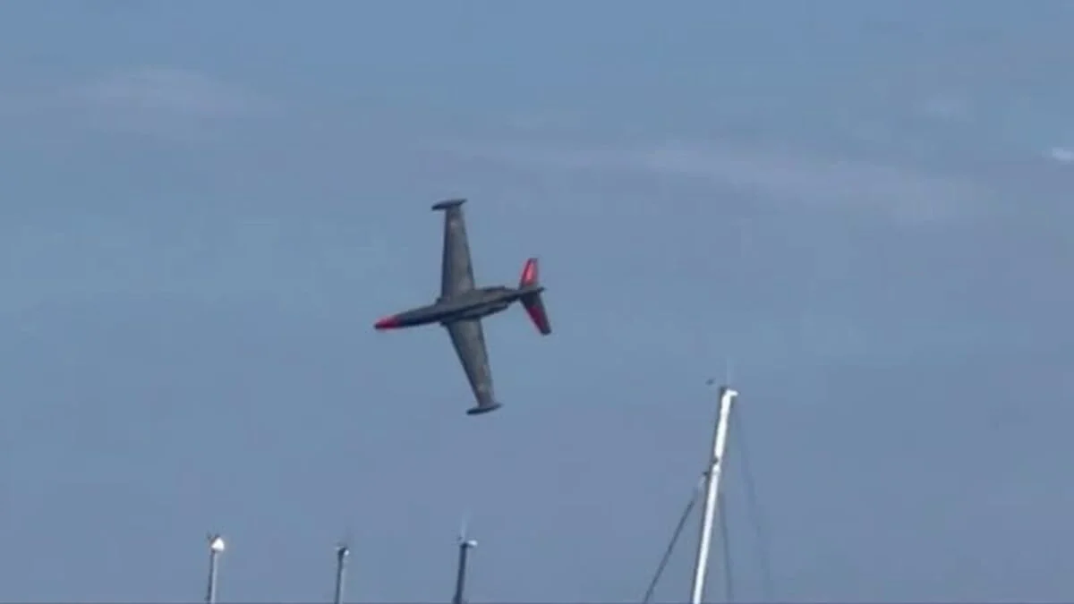 Un avion de acrobație Fouga Magister s-a prăbușit la un spectacol aviatic în Franța