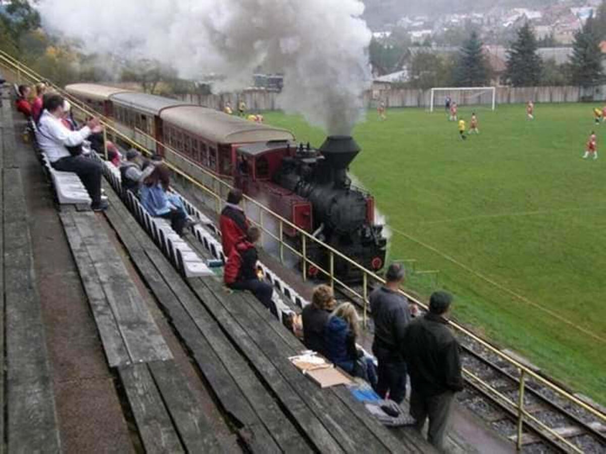 Cel mai bizar stadion din lume. Un tren cu aburi trece prin tribune