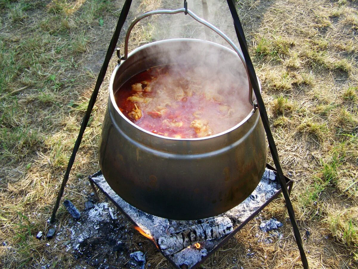 Ciorba cu afumătură, festin pentru cei puternici. O bombă calorică, nesănătoasă, dar care aruncă în aer papilele gustative