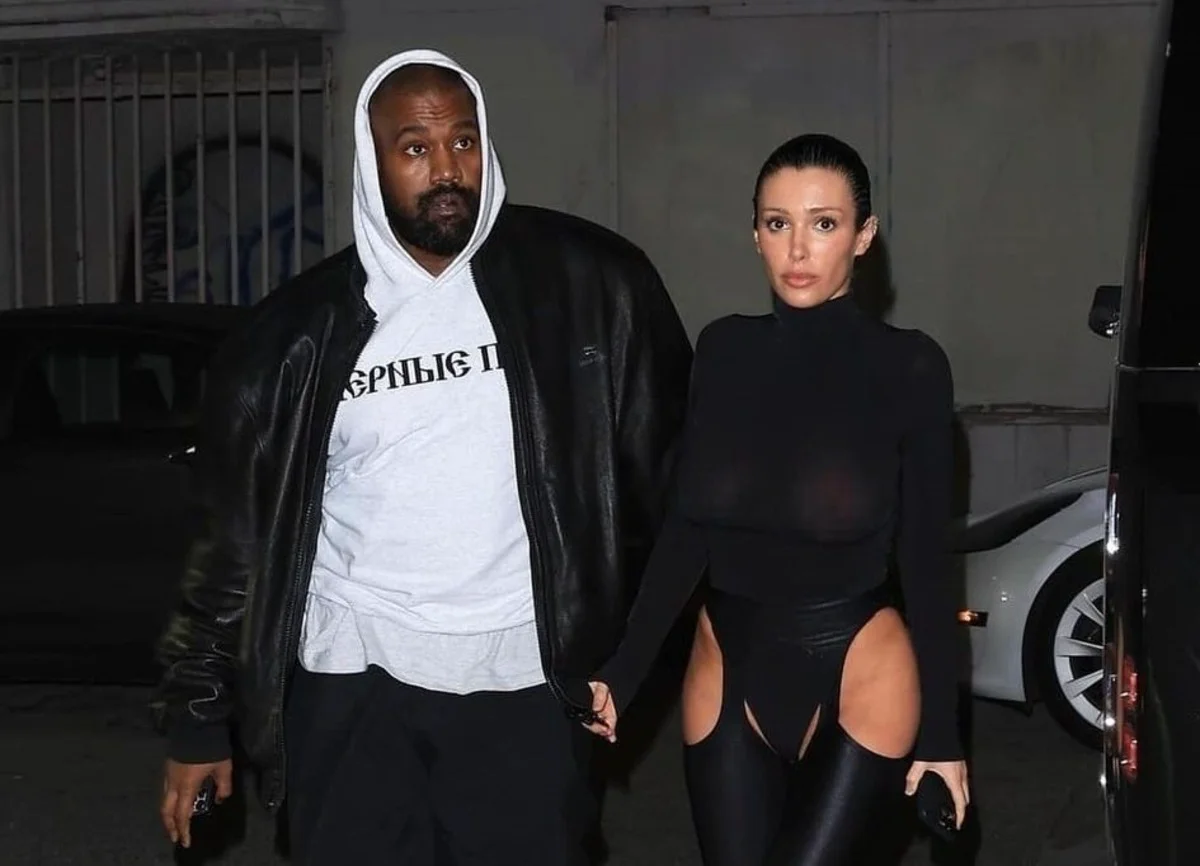 Apariție bulversantă. Bianca Censori, soția lui Kanye West, a ieși la plimbare într-o rochie de senzație. Foto