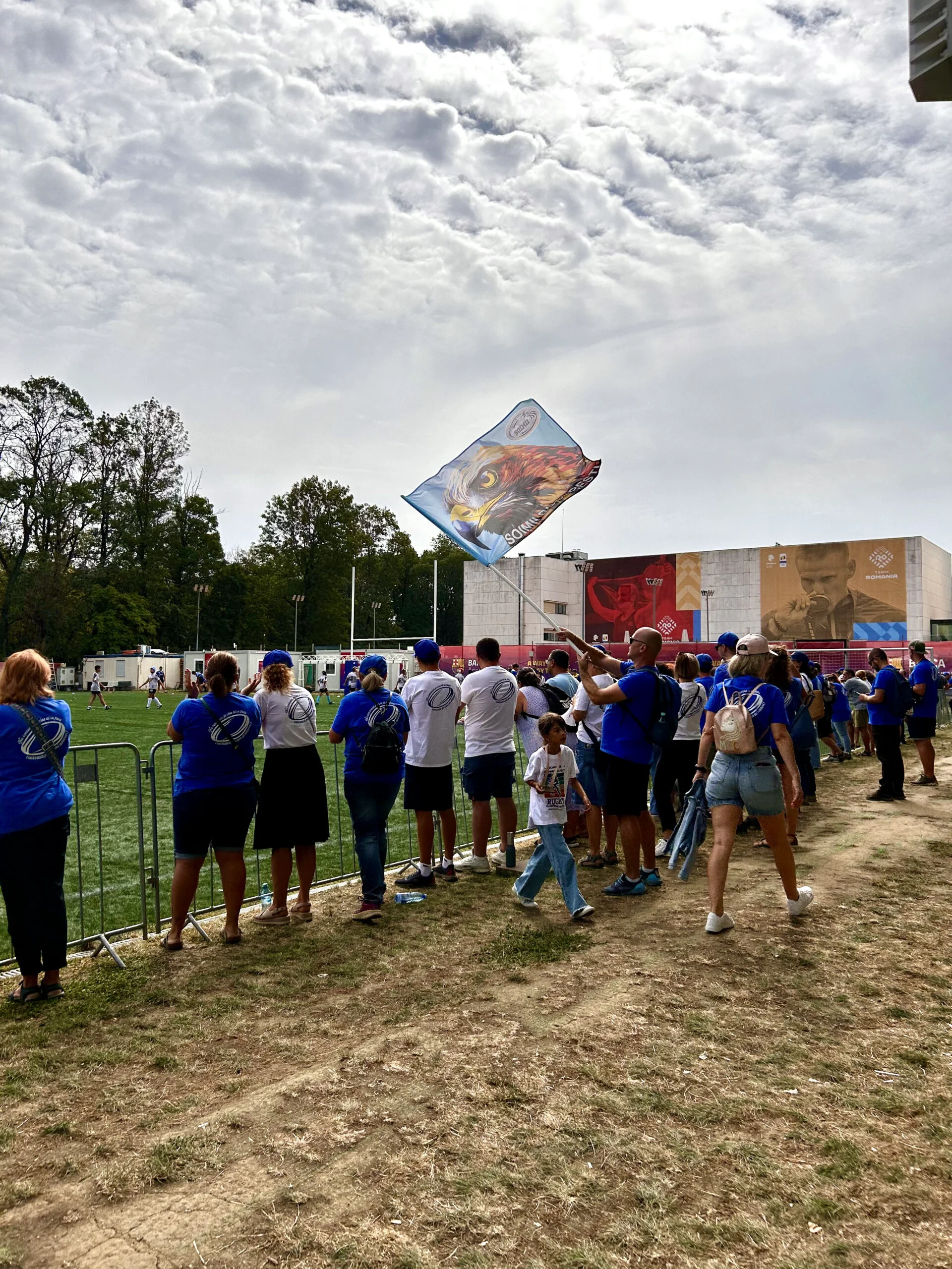 Părinții jucătorilor de rugby fac galerie de pe marginea terenului. Sursă foto: arhivă personală