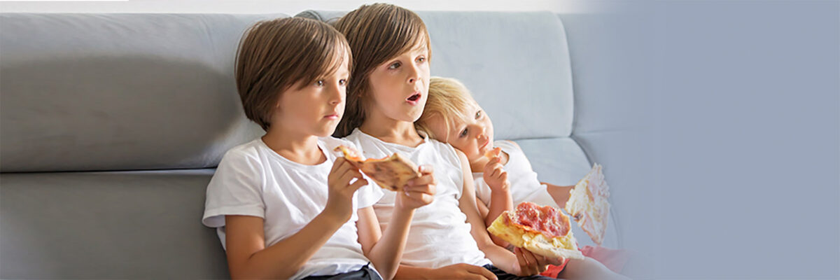 Mâncatul în fața televizorului, nesănătos sau nu?