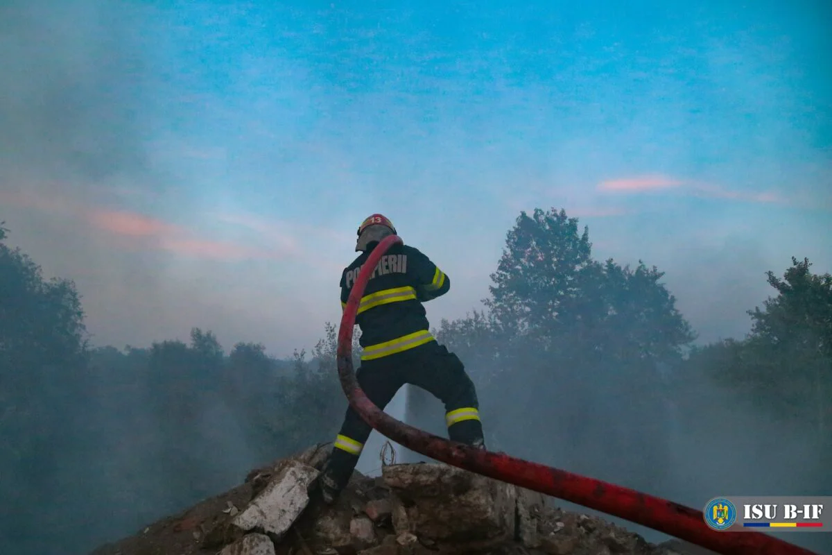 Minune în Bistrița-Năsăud. Cum au găsit pompierii, după un incendiu, o icoană a Maicii Domnului