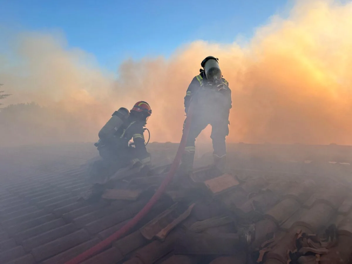 Pompier român, rănit în incendiile din Grecia. Are răni la nivelul feței