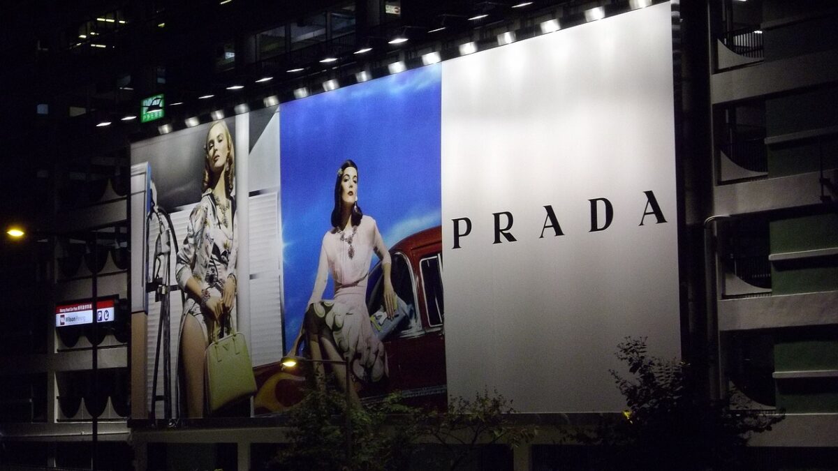 Tranzacție istorică. Prada cumpără brandul Versace cu 1,25 miliarde de euro