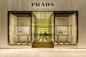 Război pe piața de modă. Prada, la vânătoare de Versace