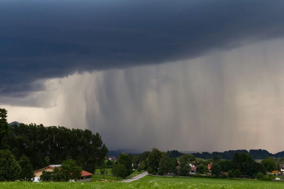 Prognoza meteo, 27 august. Caniculă, averse, descărcări electrice și vânt puternic