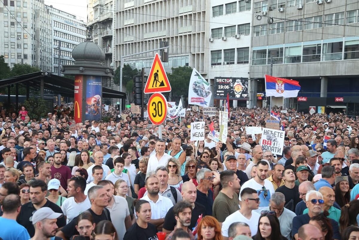 În Serbia apare o mini-Rusie. Mii de oameni fug din calea războiului