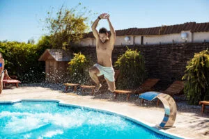 Exercițiile în apă fac minuni. Ce trebuie să știți înainte de a sări în piscină