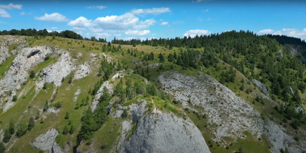 O zonă turistică minunată, de care puțină lume știe. Rezervația cu peisaje mirifice