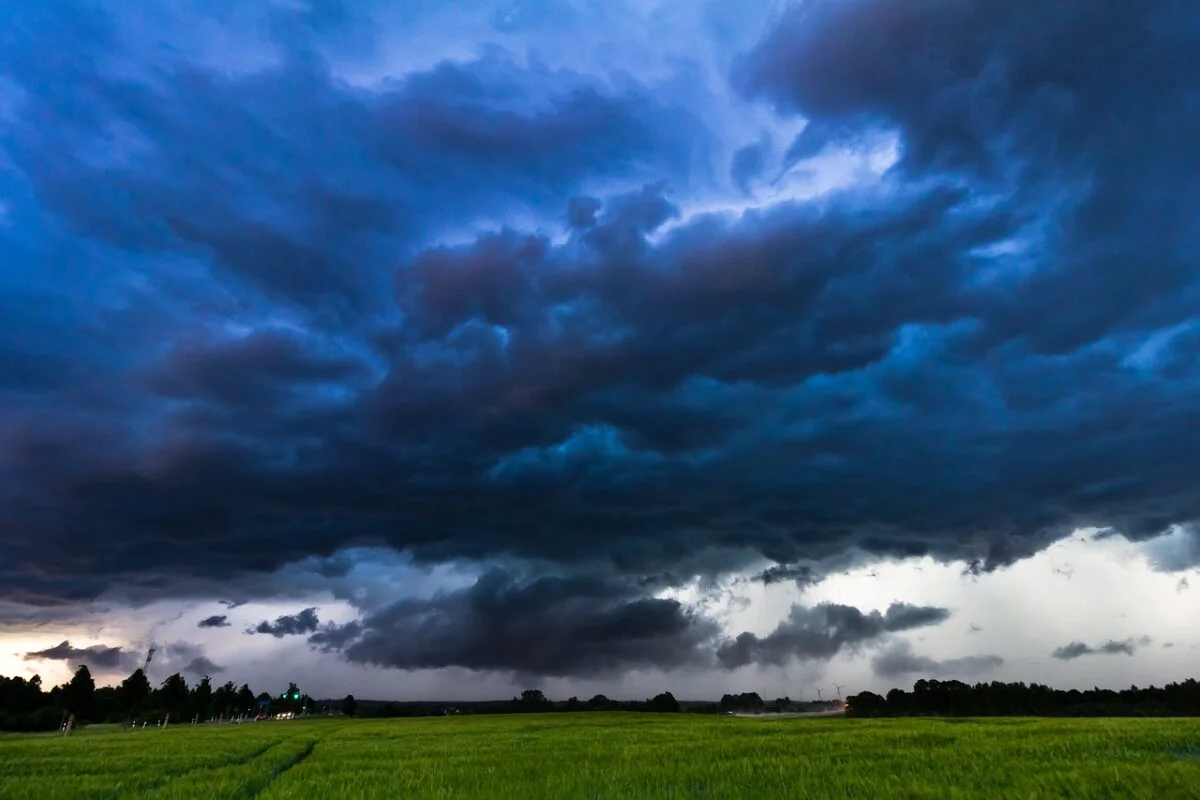 Cod galben de averse, descărcări electrice, vânt și grindină. Prognoza meteo actualizată