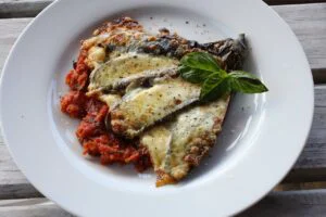 Cum poți reduce caloriile din salata de vinete pe timp de vară, fără să-i compromiți gustul