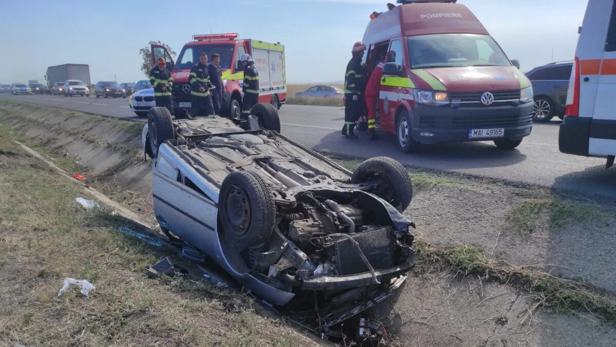 Accident spectaculos pe Drumul Morții. Cascadorii cu mașina într-un șanț