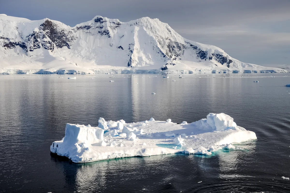 Antarctica ascunde multe secrete. Poveștile celor mai misterioase lacuri de sub gheață