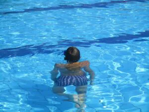 Fiul de trei ani al unei influencerițe a murit după un accident la piscină. Familia e la pământ