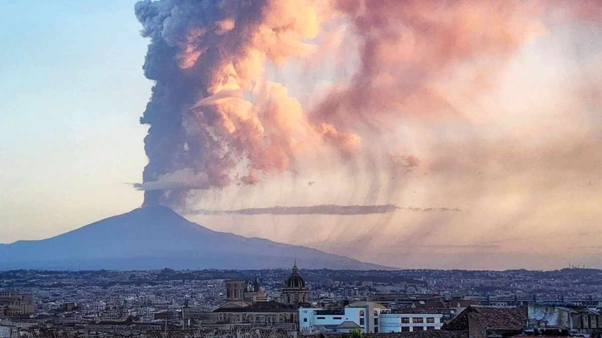 Vulcanul Etna pune în pericol traficul aerian. Mai multe zboruri au fost reprogramate