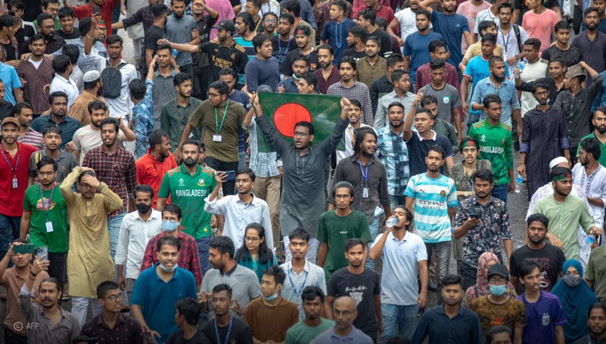 Criză politică în Bangladesh. Premierul fuge din țară, iar protestatarii iau cu asalt palatul