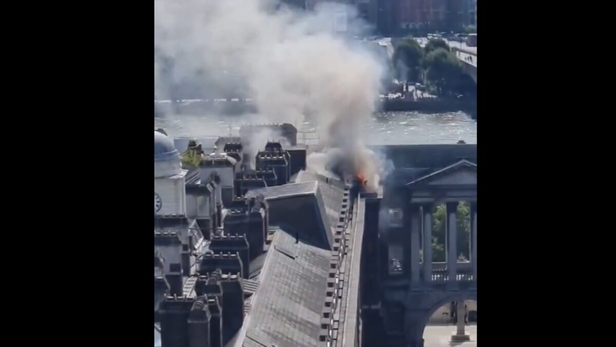 Incendiu la o clădire istorică din Londra. Somerset House a apărut în seria James Bond