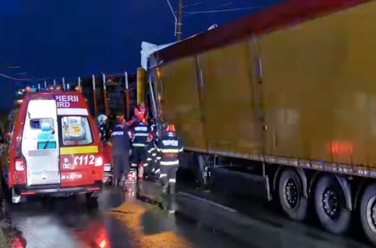 Accident între două autotrenuri de mare tonaj. Două persoane au fost rănite