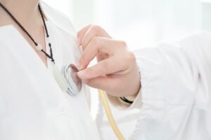 Două asistente medicale din București, obligate să presteze muncă neremunerată la biserică