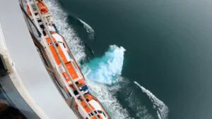 Încă o tragedie ca în cazul Titanic. Un mare vas de croazieră a izbit în plin un iceberg