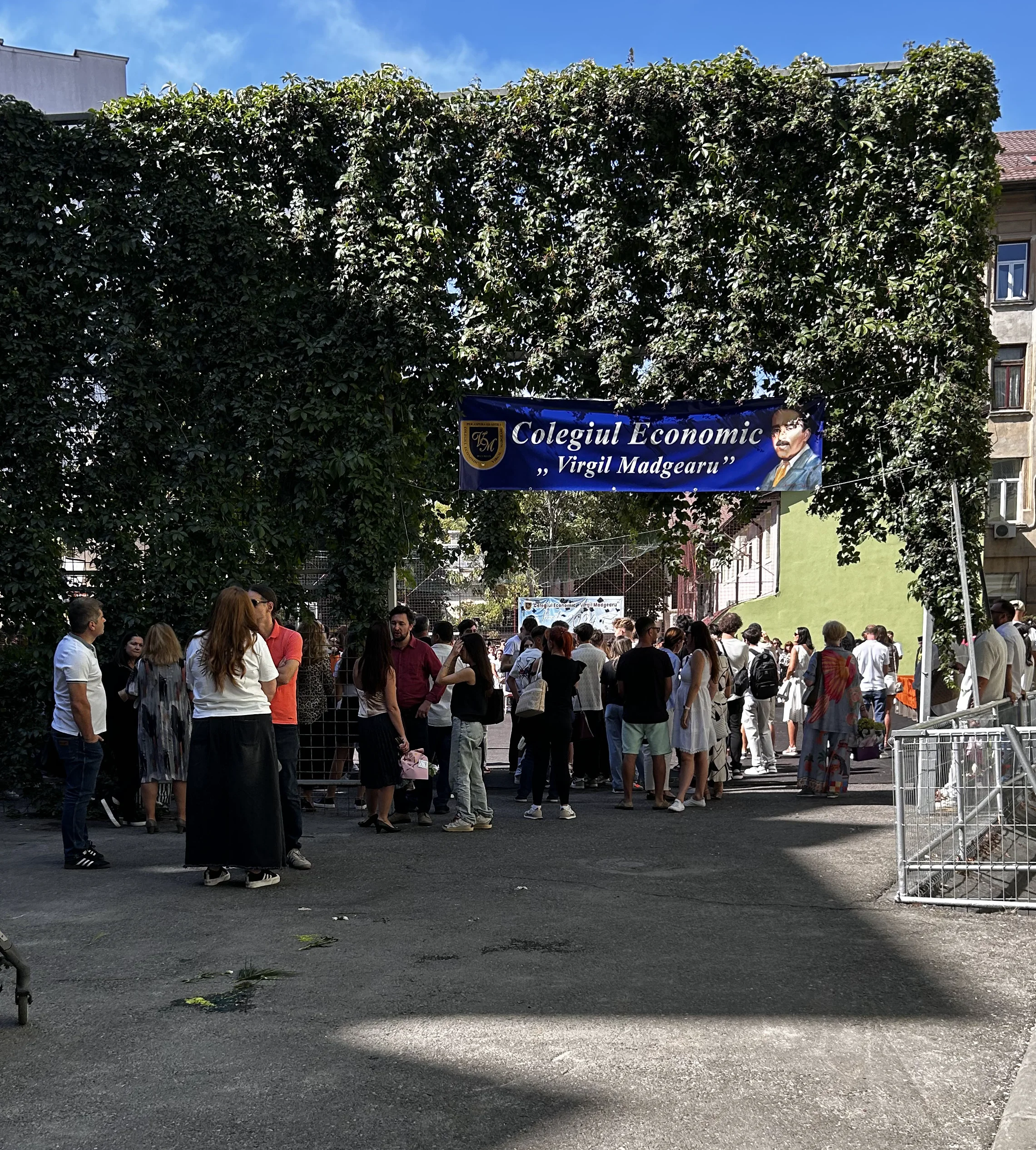 A început școala. Elevii și părinții s-au prezentat în număr mare la ceremoniile de deschidere a noului an școlar. sursă foto: arhivă personală. 