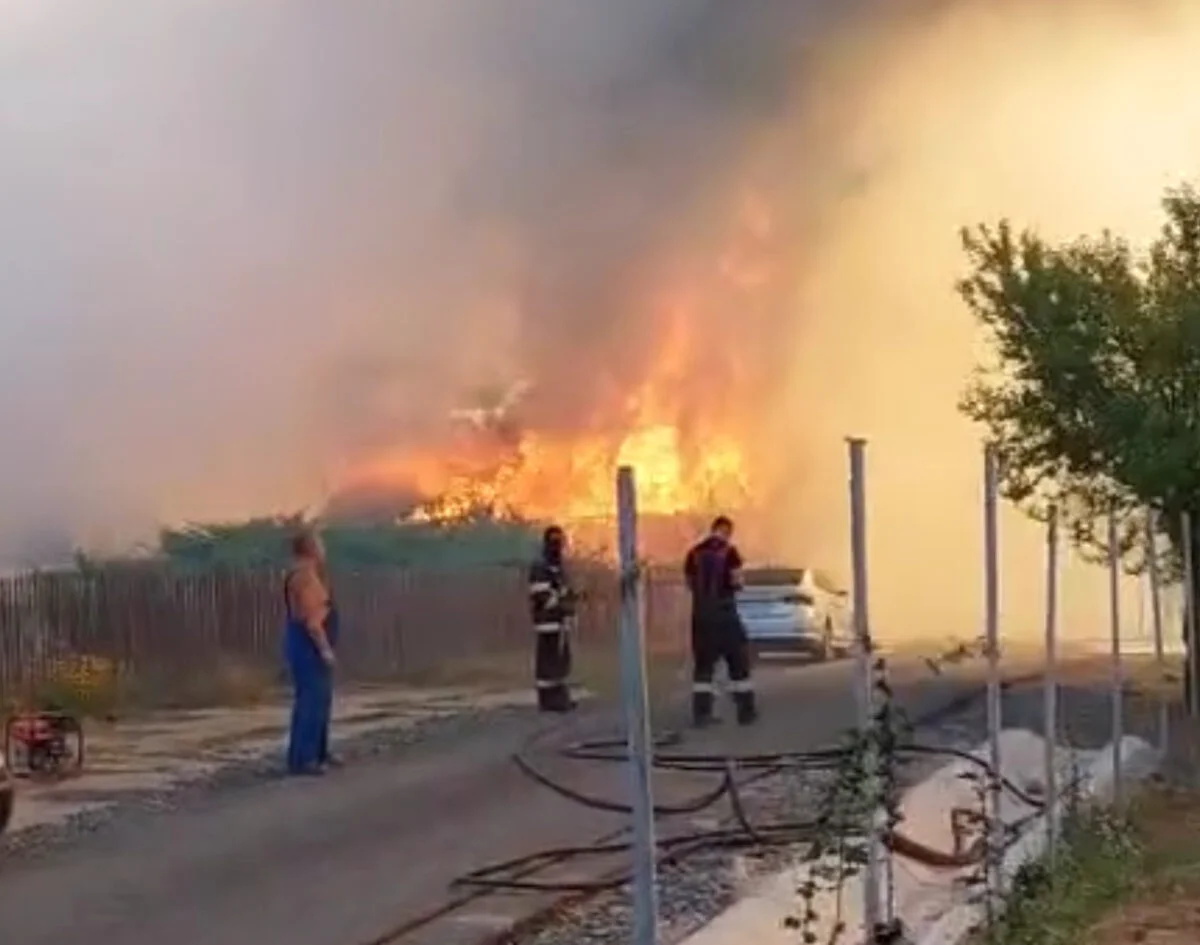 Incendiu de vegetație pe Autostrada A2. Circulația a fost oprită