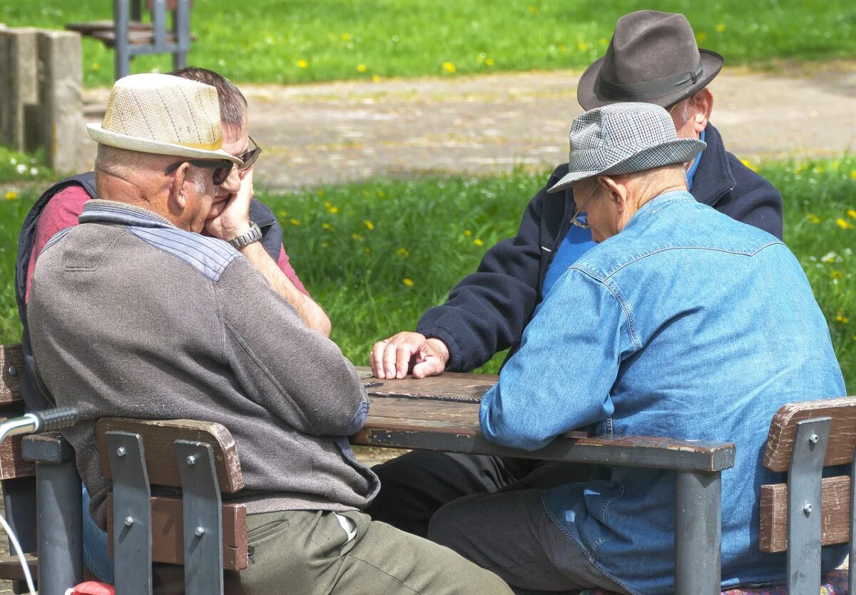 Județele în care sunt mai mulți pensionari și mai puțini angajați. Situația este îngrijorătoare. Harta