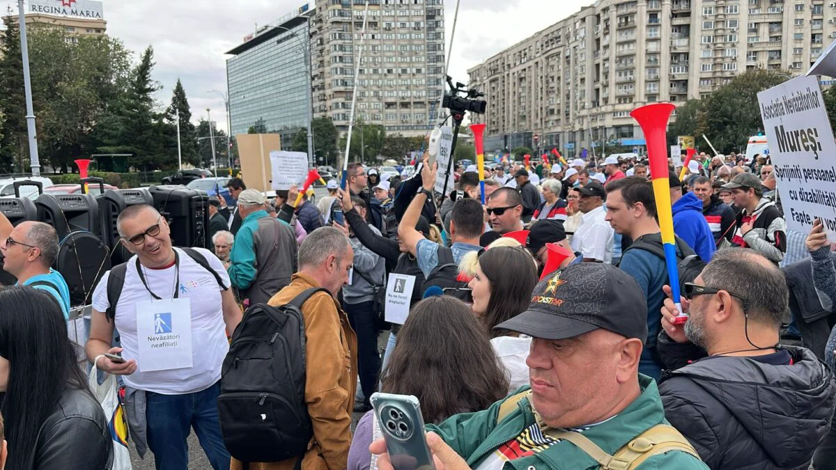 Protest contra scăderii pensiilor. Nevăzătorii sunt în Piața Victoriei