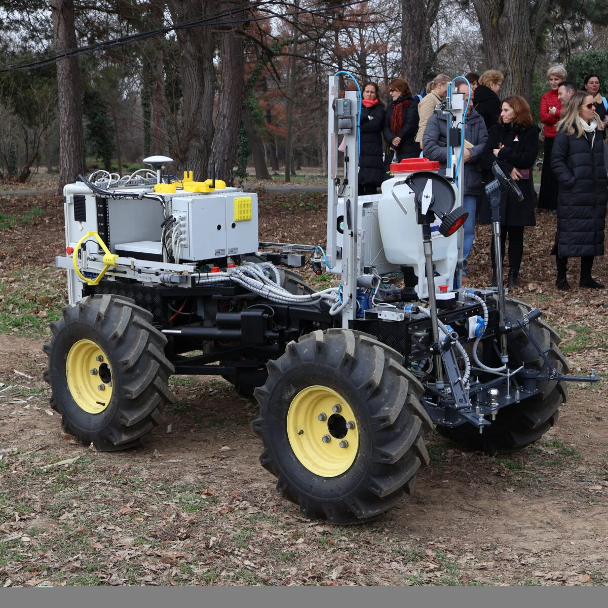 Inovație în agricultură: Robotul Robo-Fermier creat de o echipă de români revoluționează munca în livezile ecologice