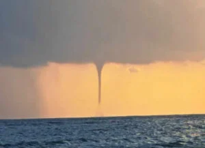 Tornadă în Marea Neagră. Fenomenul rar, observat din Vama Veche