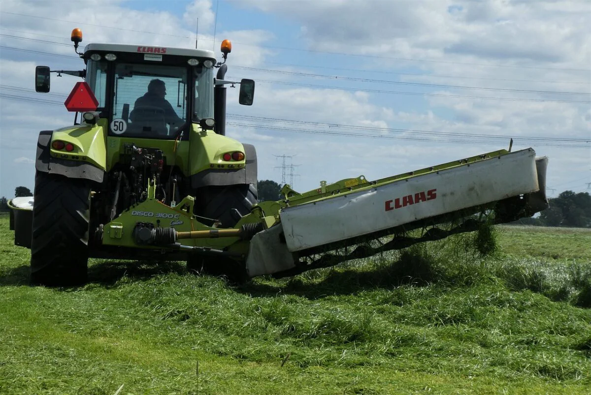 Tragedie pe un teren agricol: Femeie ucisă de un tractor care tăia porumb