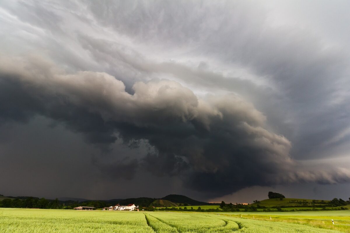 Un val de vreme severă lovește România. Unde vor fi cele mai puternice ploi. Prognoza meteo actualizată