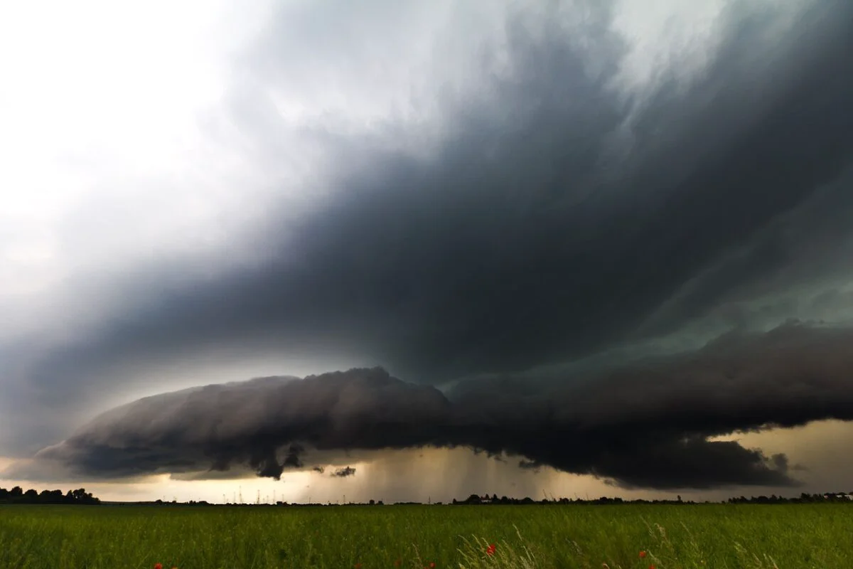 Ploi puternice și intensificări ale vântului. Zonele vizate de furtuni și frig. Prognoza meteo actualizată