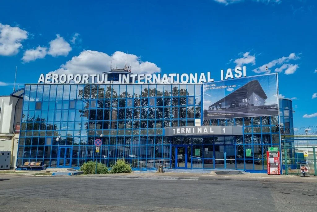 Aeroportul Iași. Câteva case cu etaj îi obligă pe piloți să redirecționeze aeronavele pe timp de ceață