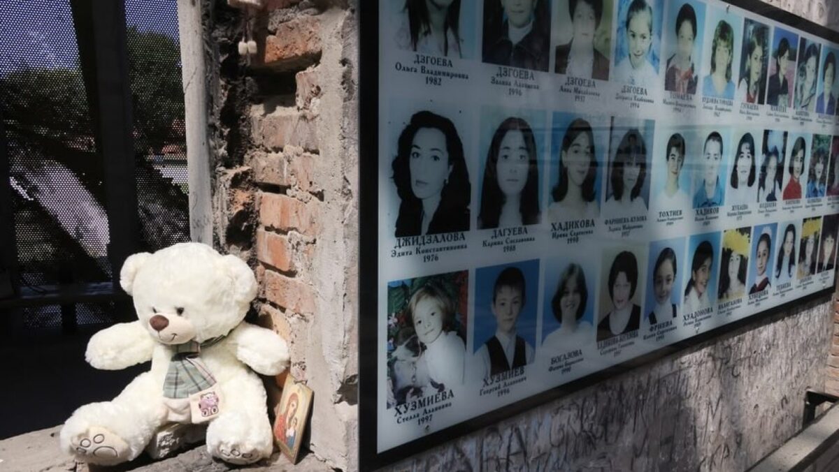 Rusia comemorează masacrul de la Beslan. 334 de persoane au murit pe 1 septembrie 2004