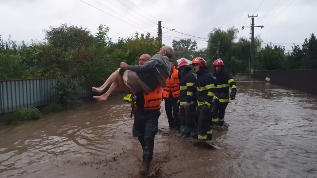 Echipele au intervenit de urgență în București. Ploile au făcut prăpăd